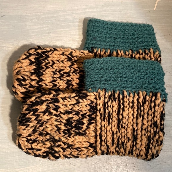 Hand Crafted Accessories - Hand knit slipper socks NWOT Durable heel